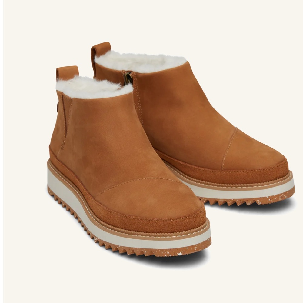 NWT New in box TOMS boots sz 5 Tan